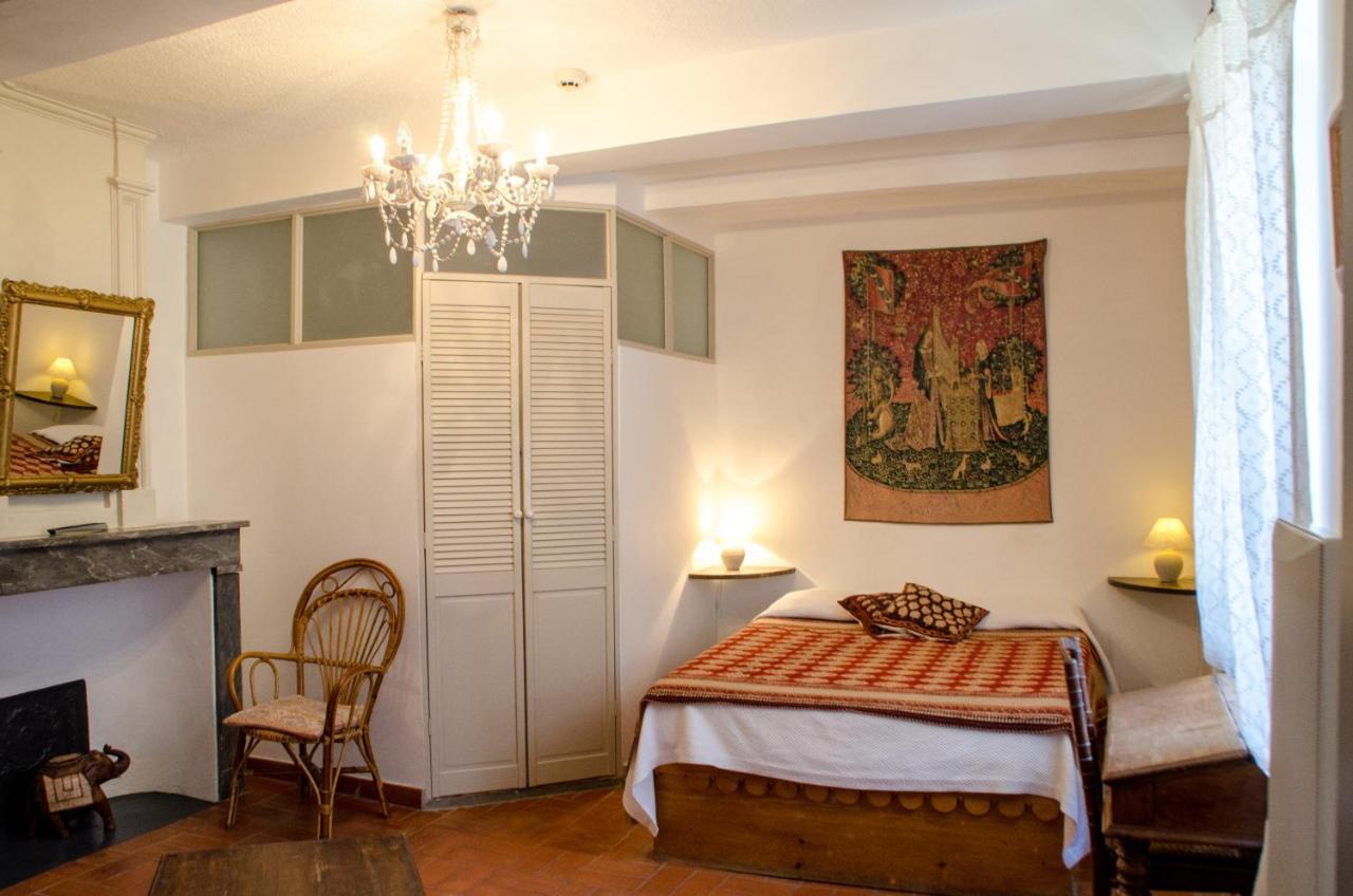Hotel Les Remparts Венаск Екстериор снимка